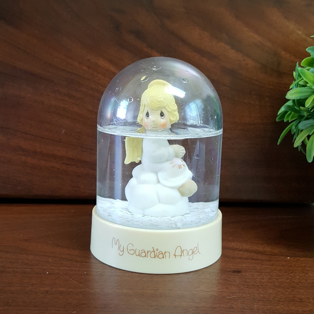 VINTAGE Precious Moments Snowglobe